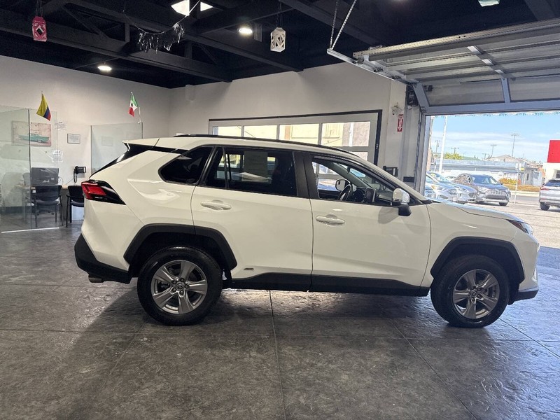 Toyota RAV4 Vehicle Full-screen Gallery Image 32