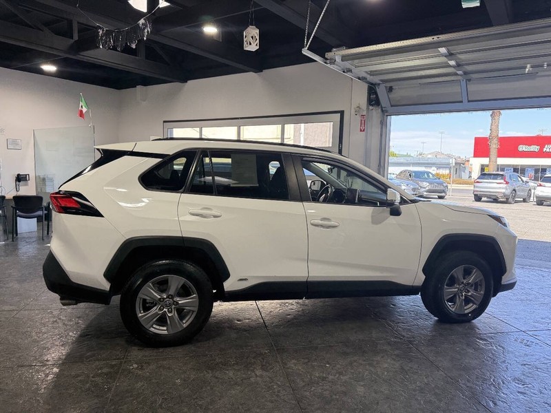 Toyota RAV4 Vehicle Full-screen Gallery Image 34