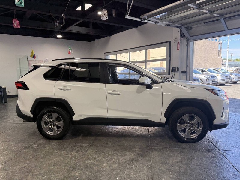 Toyota RAV4 Vehicle Full-screen Gallery Image 35