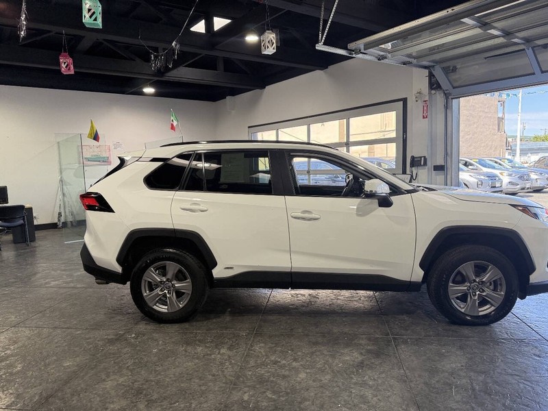 Toyota RAV4 Vehicle Full-screen Gallery Image 36
