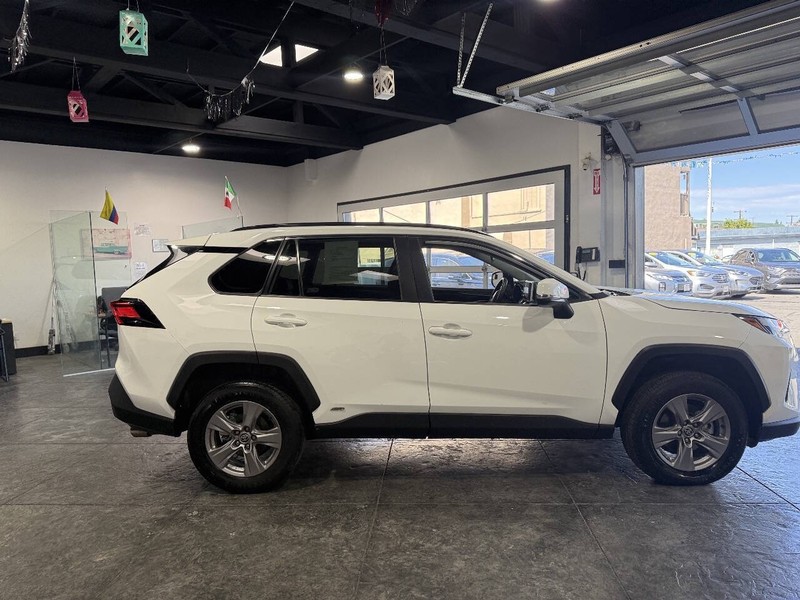 Toyota RAV4 Vehicle Full-screen Gallery Image 37