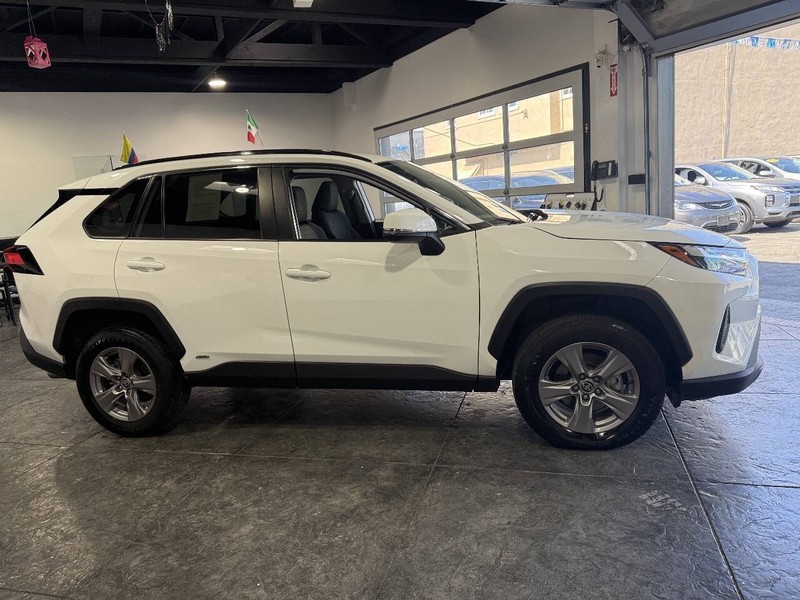 Toyota RAV4 Vehicle Full-screen Gallery Image 39
