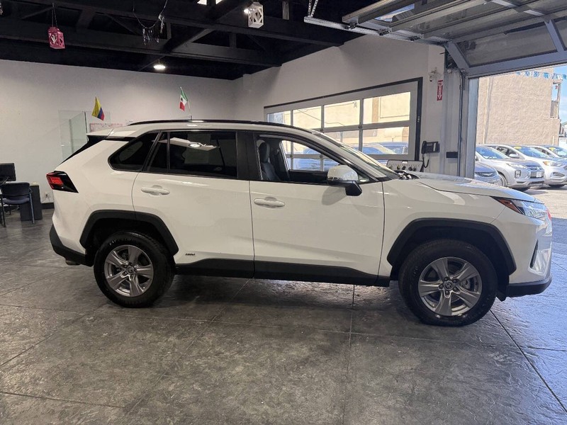 Toyota RAV4 Vehicle Full-screen Gallery Image 40