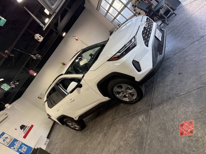 Toyota RAV4 Vehicle Full-screen Gallery Image 41