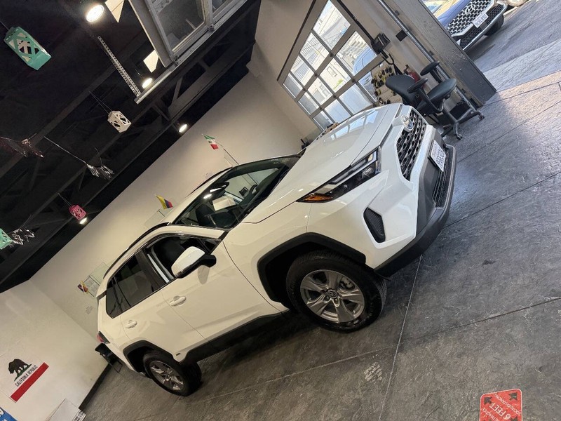 Toyota RAV4 Vehicle Full-screen Gallery Image 42