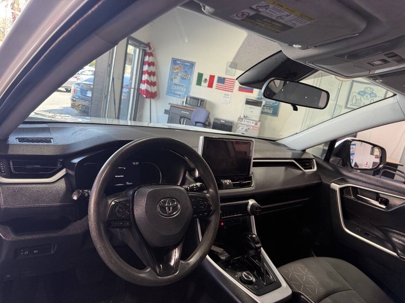 Toyota RAV4 Vehicle Full-screen Gallery Image 46