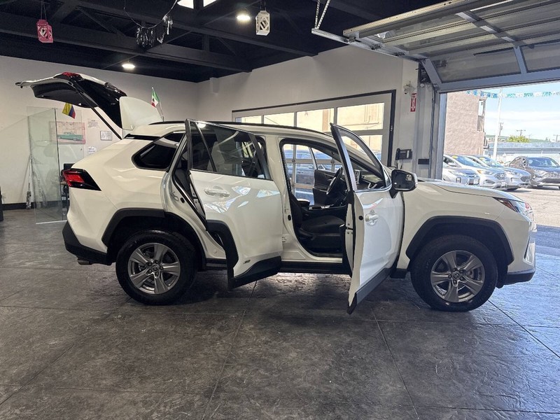 Toyota RAV4 Vehicle Full-screen Gallery Image 47