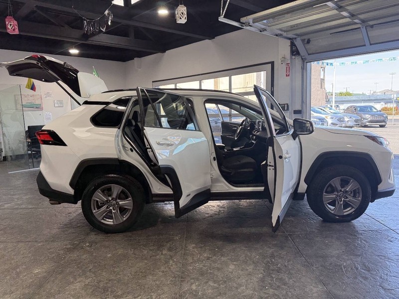 Toyota RAV4 Vehicle Full-screen Gallery Image 48