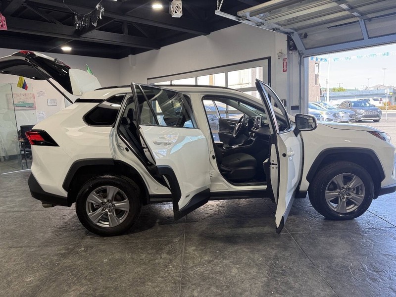Toyota RAV4 Vehicle Full-screen Gallery Image 49
