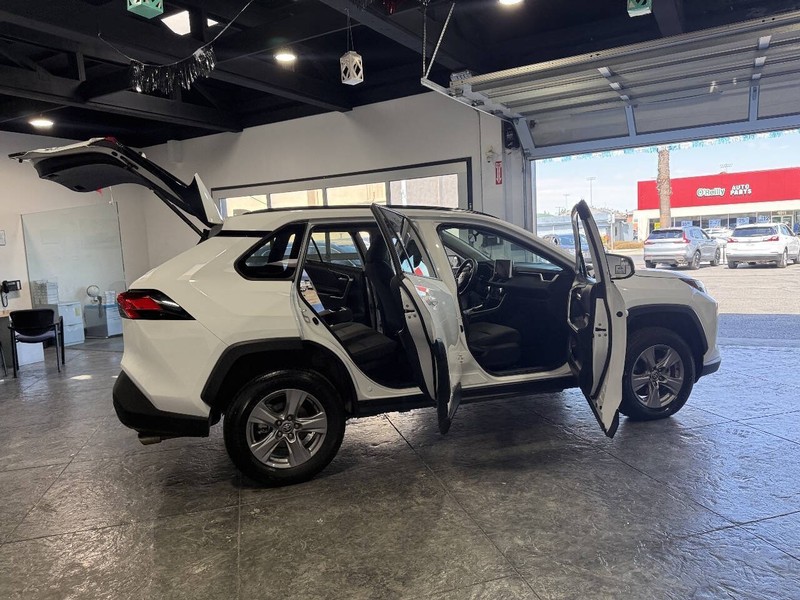 Toyota RAV4 Vehicle Full-screen Gallery Image 50