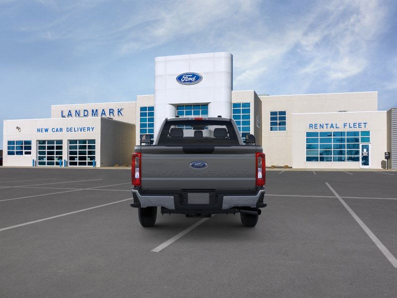 Ford Super Duty F-250 SRW Vehicle Full-screen Gallery Image 5