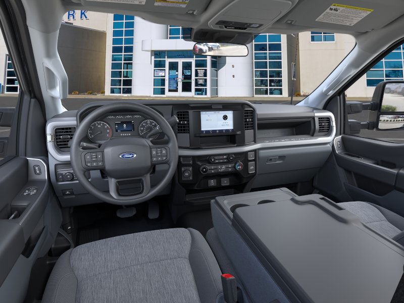 Ford Super Duty F-250 SRW Vehicle Full-screen Gallery Image 9