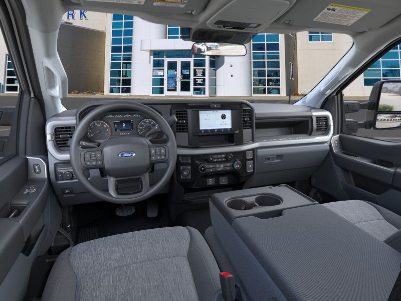 Ford Super Duty F-250 SRW Vehicle Full-screen Gallery Image 9