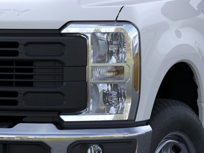 Ford Super Duty F-250 SRW Vehicle Full-screen Gallery Image 18