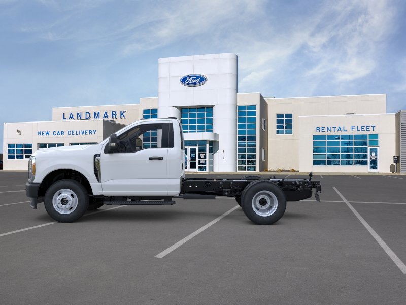 Ford Super Duty F-350 DRW Vehicle Full-screen Gallery Image 3