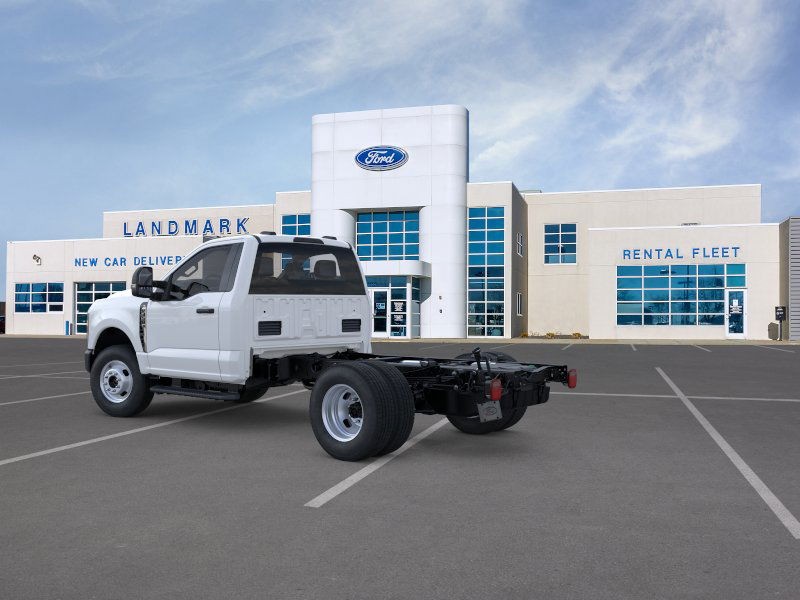 Ford Super Duty F-350 DRW Vehicle Full-screen Gallery Image 4