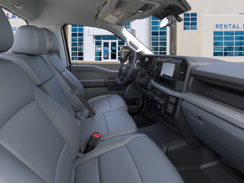 Ford Super Duty F-350 DRW Vehicle Full-screen Gallery Image 11