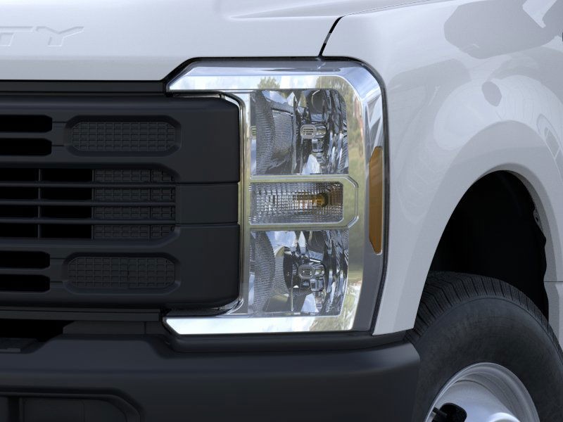Ford Super Duty F-350 DRW Vehicle Full-screen Gallery Image 18