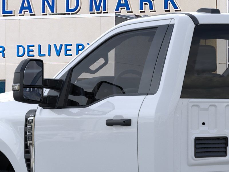 Ford Super Duty F-350 DRW Vehicle Full-screen Gallery Image 20
