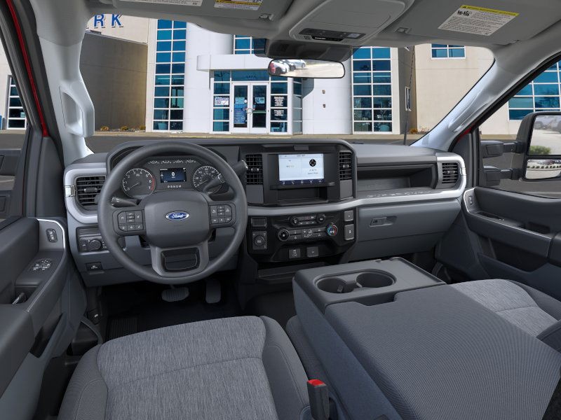Ford Super Duty F-250 SRW Vehicle Full-screen Gallery Image 9