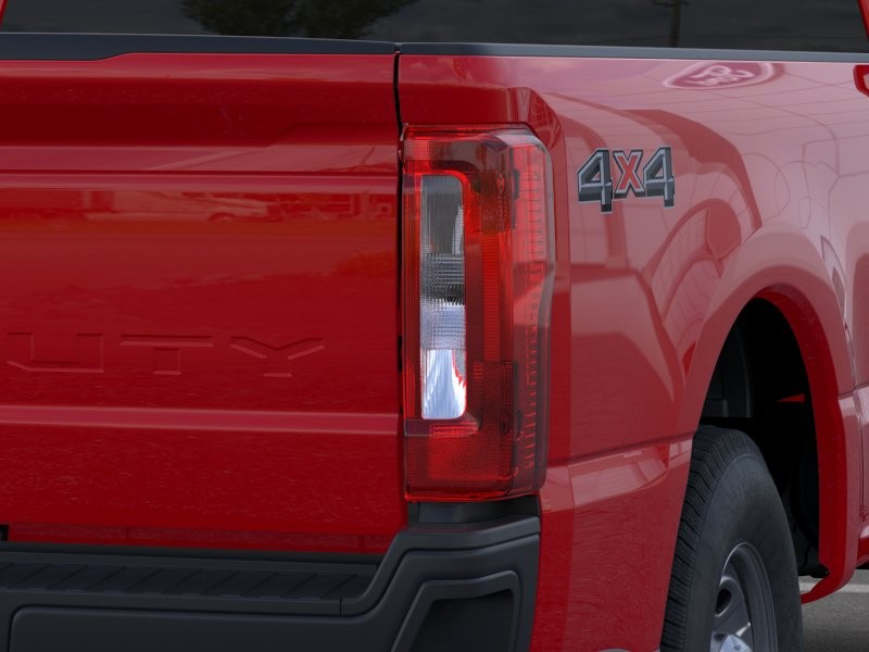 Ford Super Duty F-250 SRW Vehicle Full-screen Gallery Image 21