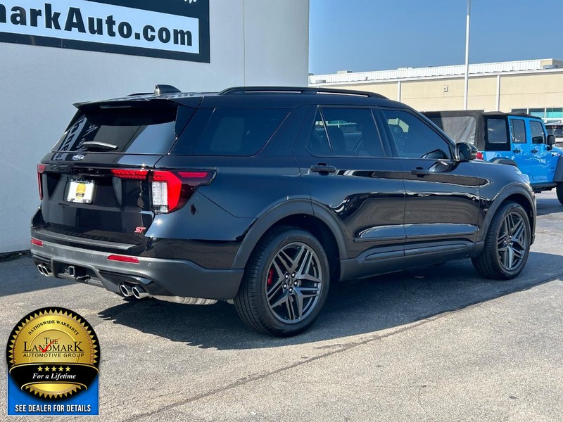 Ford Explorer Vehicle Full-screen Gallery Image 3