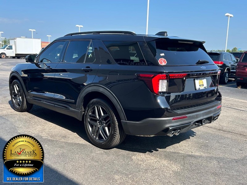 Ford Explorer Vehicle Full-screen Gallery Image 6