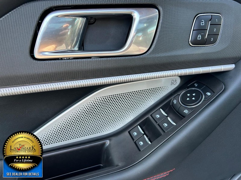 Ford Explorer Vehicle Full-screen Gallery Image 8