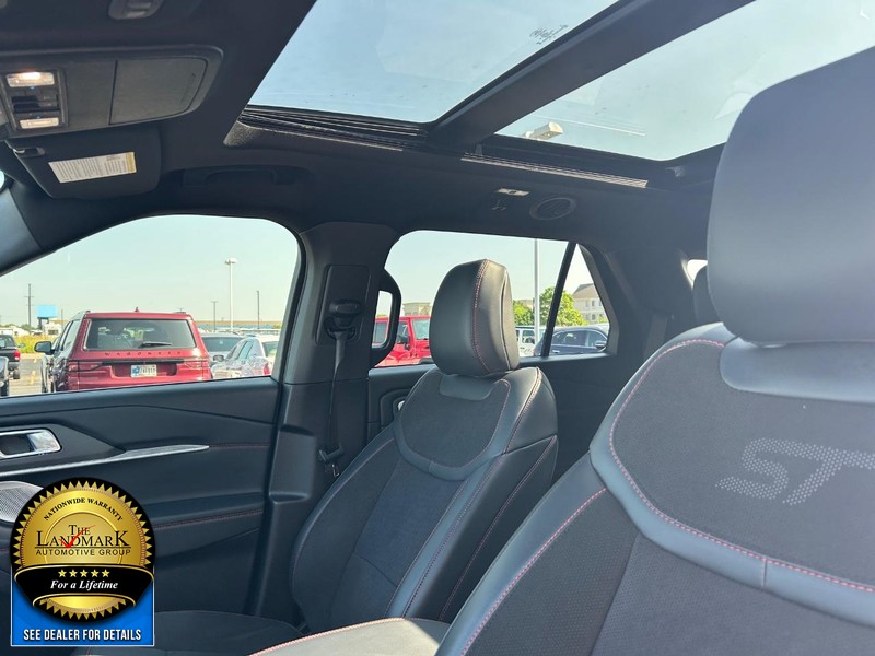 Ford Explorer Vehicle Full-screen Gallery Image 9