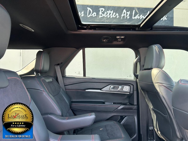 Ford Explorer Vehicle Full-screen Gallery Image 15