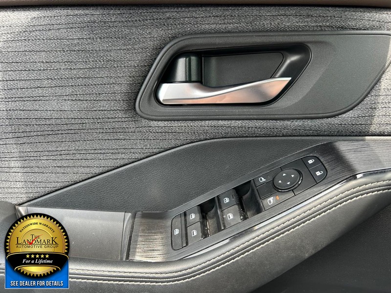 Nissan Rogue Vehicle Full-screen Gallery Image 8