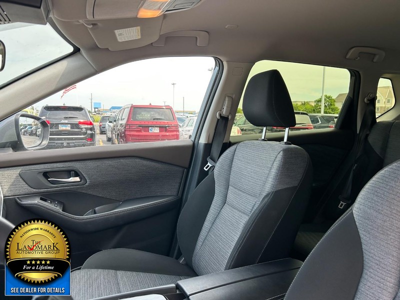 Nissan Rogue Vehicle Full-screen Gallery Image 9