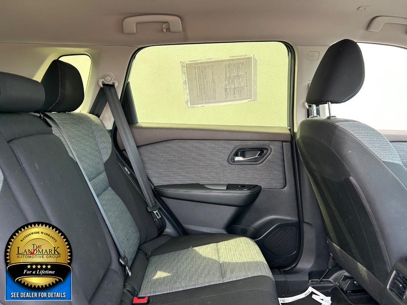 Nissan Rogue Vehicle Full-screen Gallery Image 14