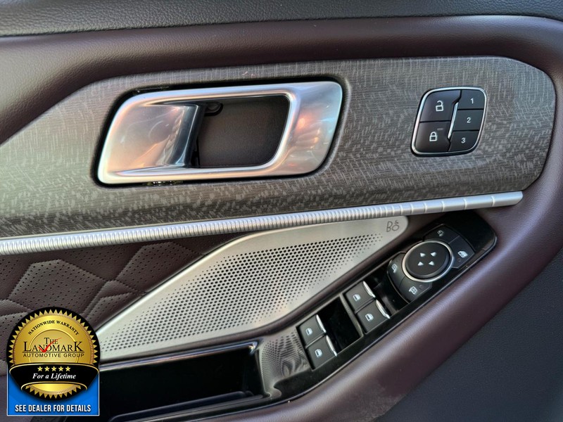 Ford Explorer Vehicle Full-screen Gallery Image 8