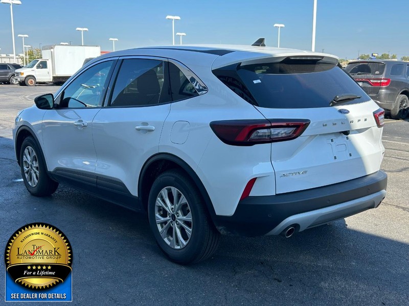 Ford Escape Vehicle Full-screen Gallery Image 6