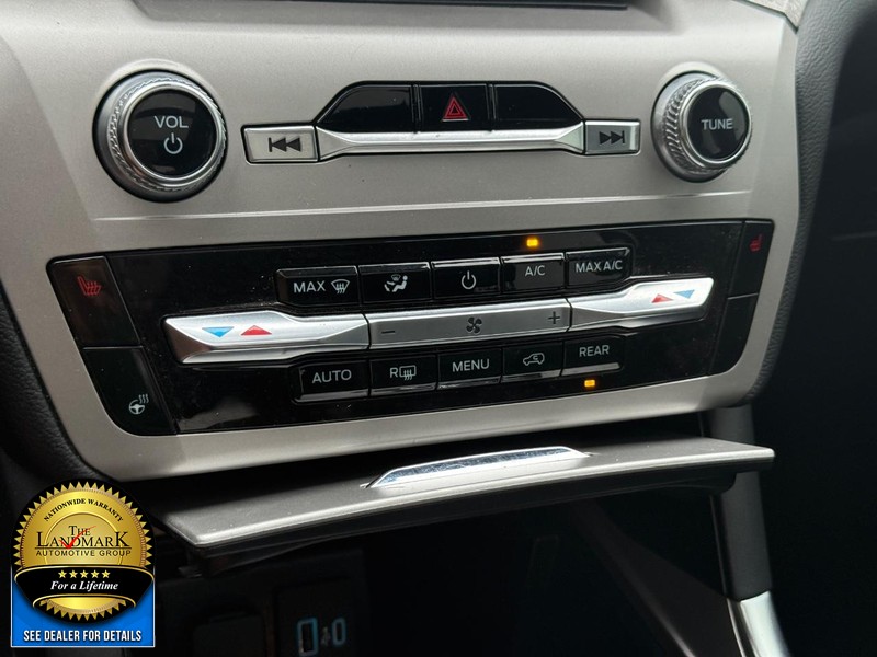 Ford Explorer Vehicle Full-screen Gallery Image 21