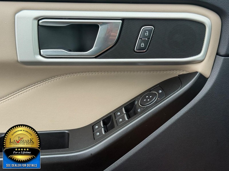 Ford Explorer Vehicle Full-screen Gallery Image 26