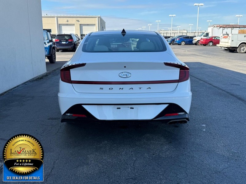 Hyundai Sonata Vehicle Full-screen Gallery Image 7