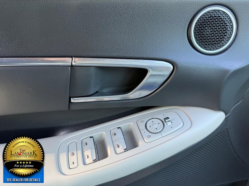 Hyundai Sonata Vehicle Full-screen Gallery Image 8