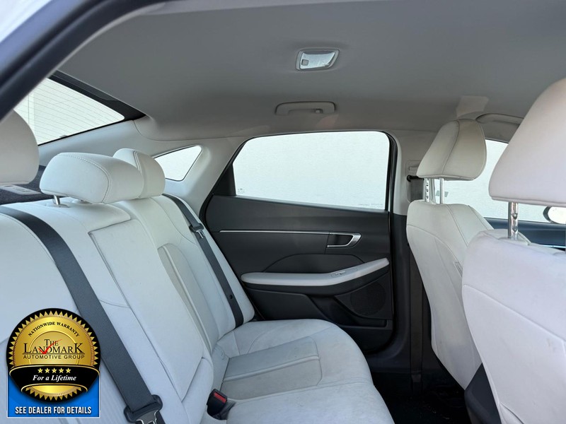 Hyundai Sonata Vehicle Full-screen Gallery Image 16