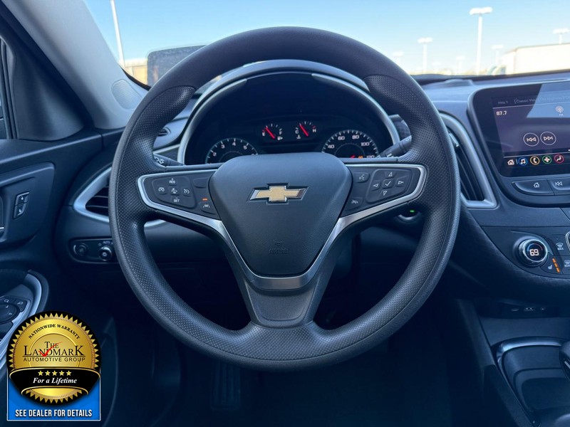 Chevrolet Malibu Vehicle Full-screen Gallery Image 17