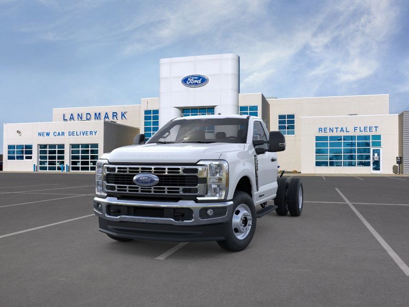 Ford Super Duty F-350 DRW Vehicle Full-screen Gallery Image 2