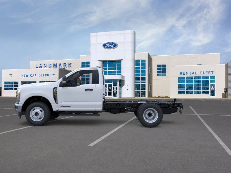 Ford Super Duty F-350 DRW Vehicle Full-screen Gallery Image 3
