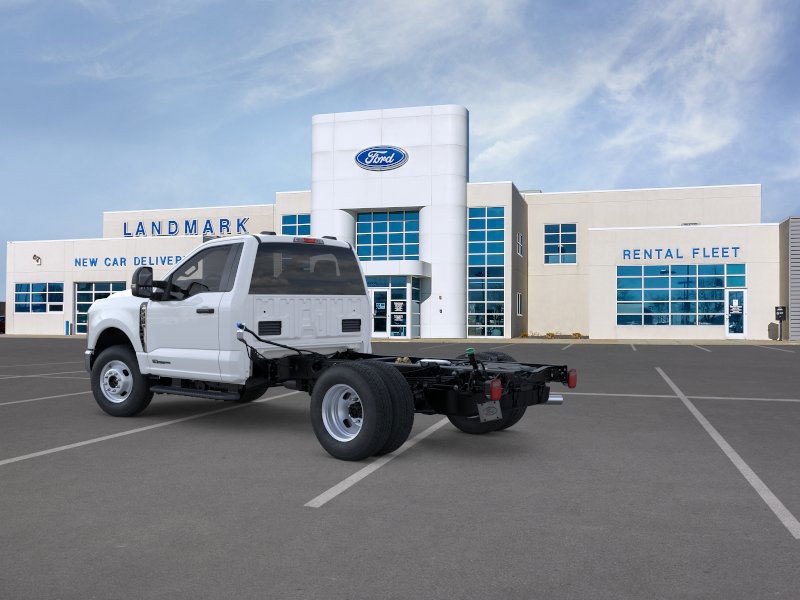 Ford Super Duty F-350 DRW Vehicle Full-screen Gallery Image 4
