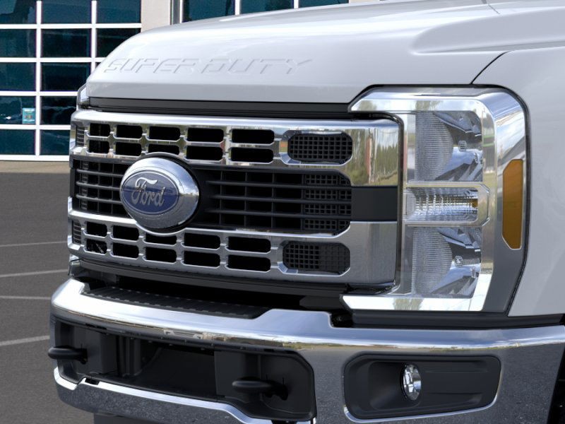 Ford Super Duty F-350 DRW Vehicle Full-screen Gallery Image 17