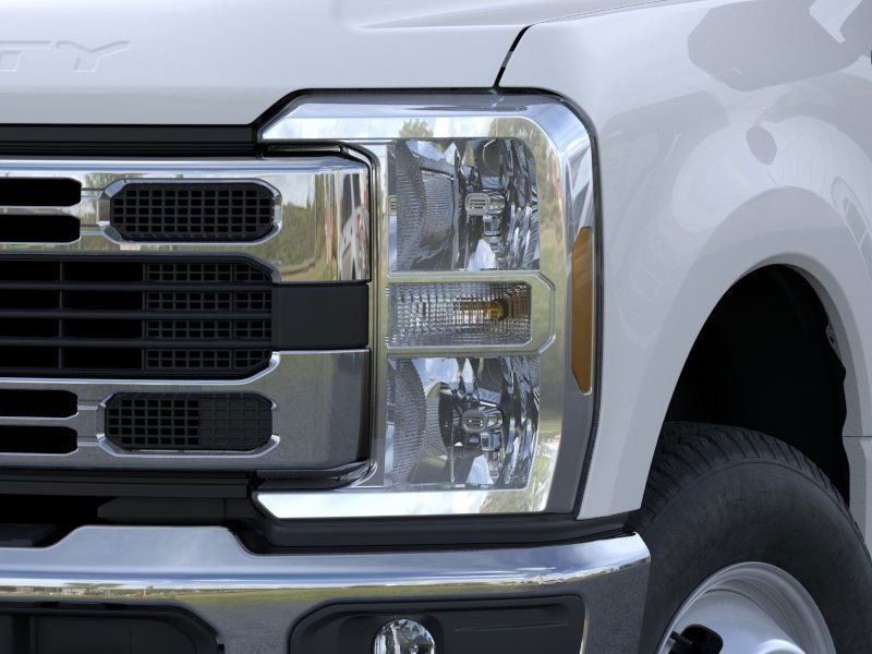 Ford Super Duty F-350 DRW Vehicle Full-screen Gallery Image 18