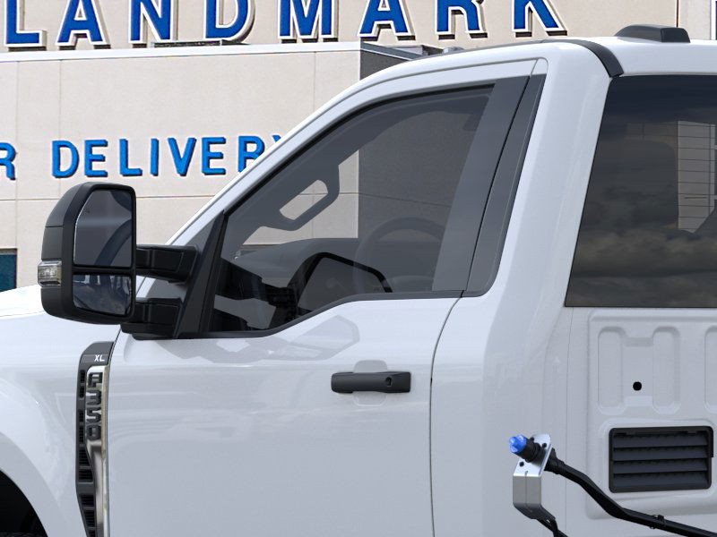 Ford Super Duty F-350 DRW Vehicle Full-screen Gallery Image 20