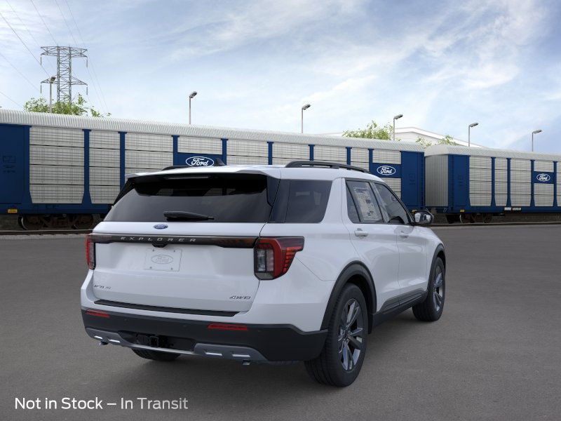 Ford Explorer Vehicle Full-screen Gallery Image 8