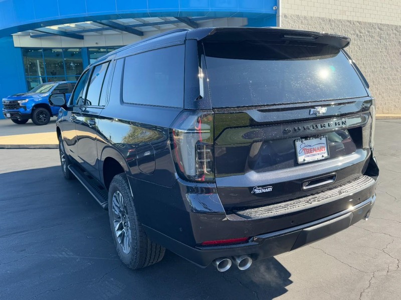 Chevrolet Suburban Vehicle Image 05