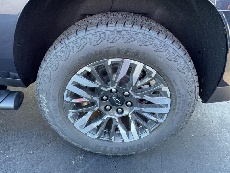 Chevrolet Suburban Vehicle Image 06